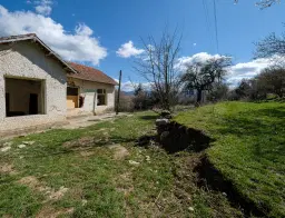 Voormalig schoolgebouw met bergzicht in Beraintsi, Trun, nabij Sofia - Bulgarije