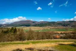 Voormalig schoolgebouw met bergzicht in Beraintsi, Trun, nabij Sofia - Bulgarije
