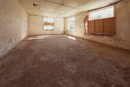 Voormalig schoolgebouw met bergzicht in Beraintsi, Trun, nabij Sofia - Bulgarije