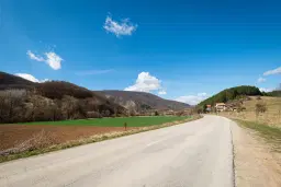Voormalig schoolgebouw met bergzicht in Beraintsi, Trun, nabij Sofia - Bulgarije