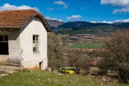 Voormalig schoolgebouw met bergzicht in Beraintsi, Trun, nabij Sofia - Bulgarije