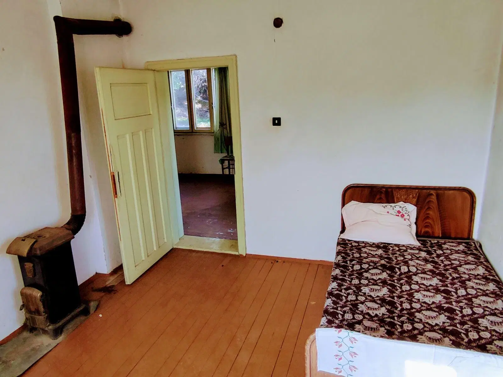 Eigendom 2 huizen aan de rivier, bijgebouw en 1.100 m² grond in Podgore, Vidin - Bulgarije