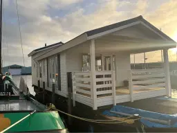 Moderne Woonboot / Woonark te Heeg