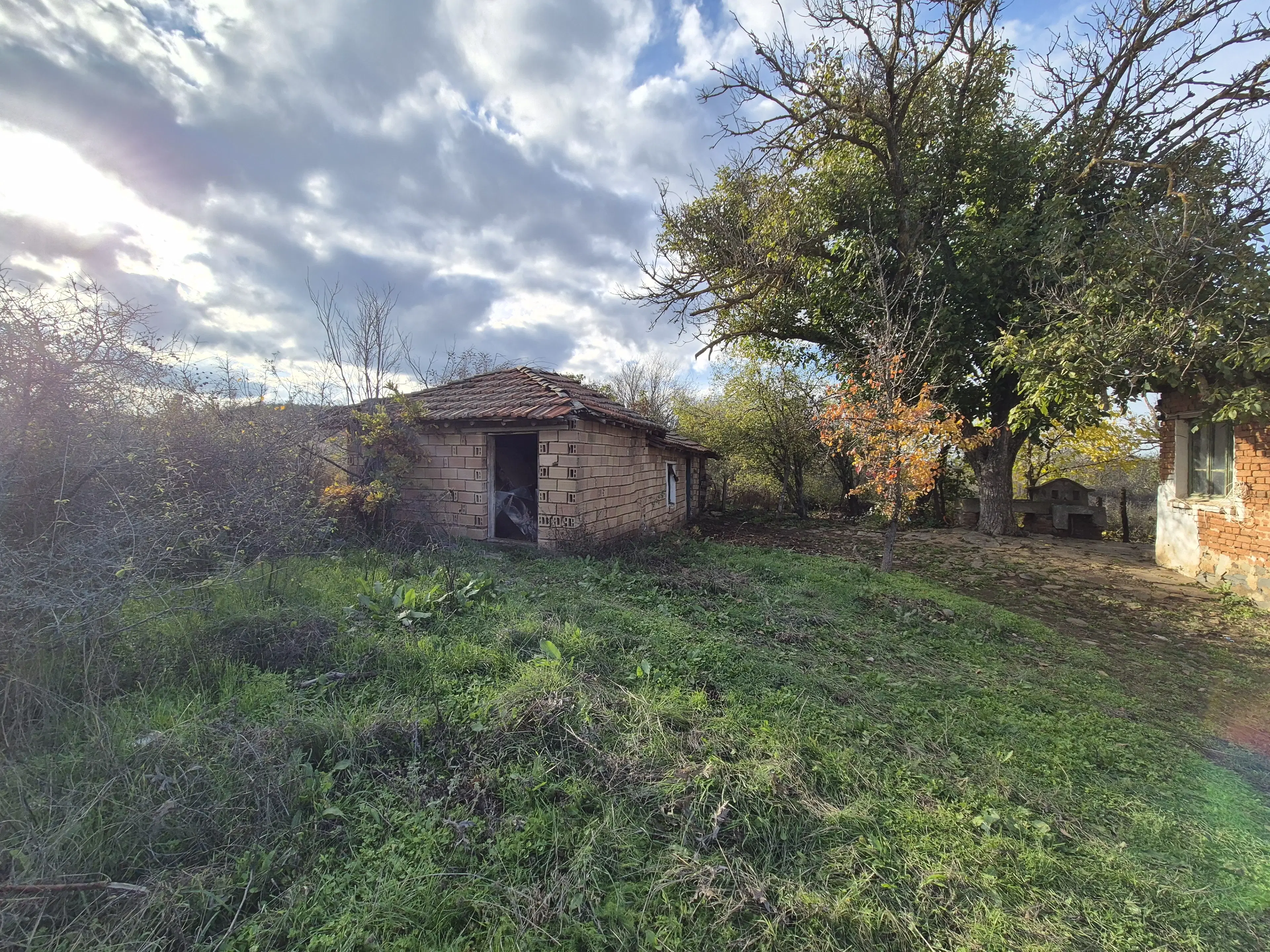 Huis en bijgebouw op ca. 1.000 m² gemeentelijke grond in Razdel - Bulgarije
