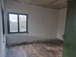 Huis en bijgebouw op ca. 1.000 m² gemeentelijke grond in Razdel - Bulgarije