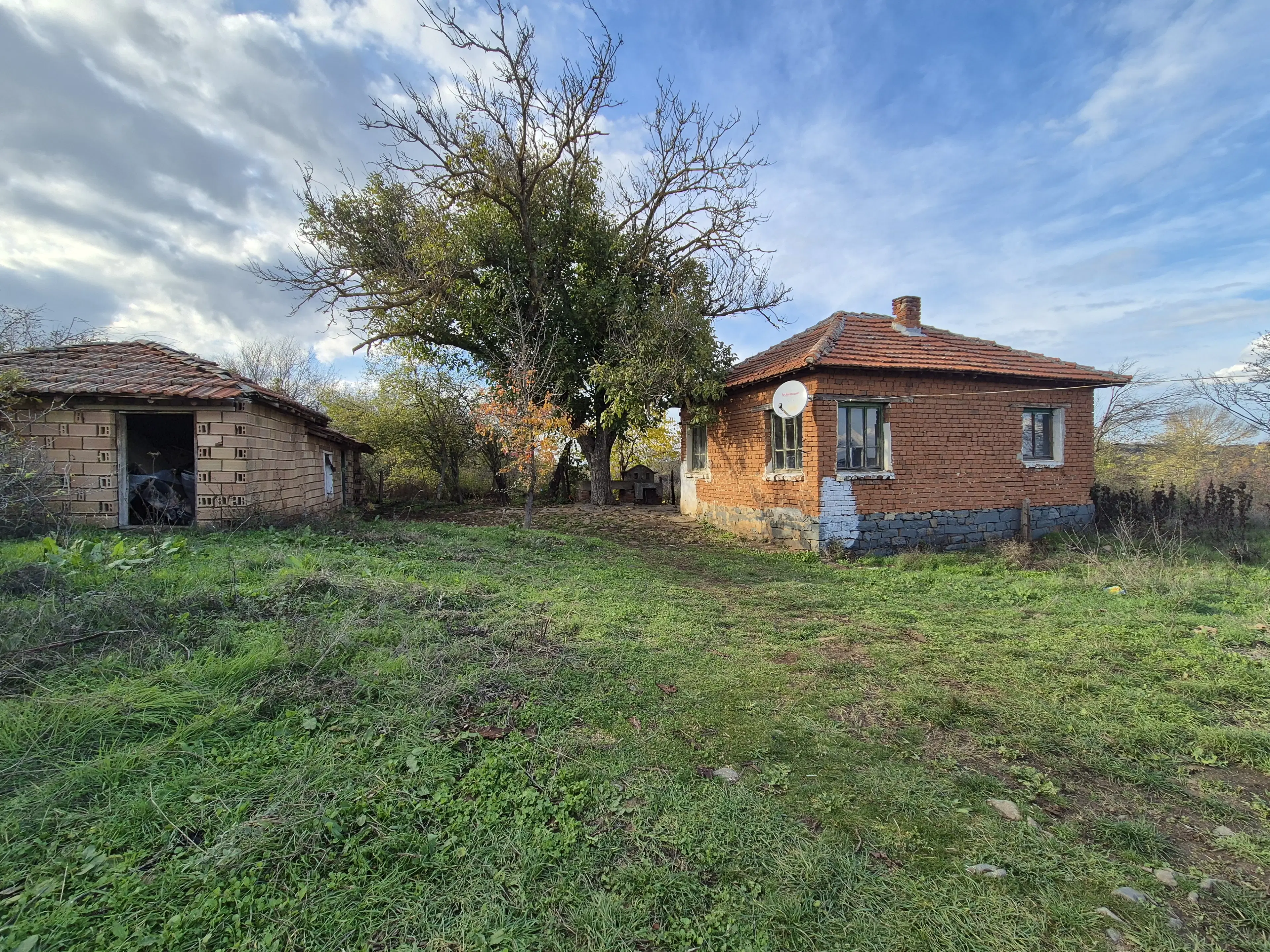 Huis en bijgebouw op ca. 1.000 m² gemeentelijke grond in Razdel - Bulgarije