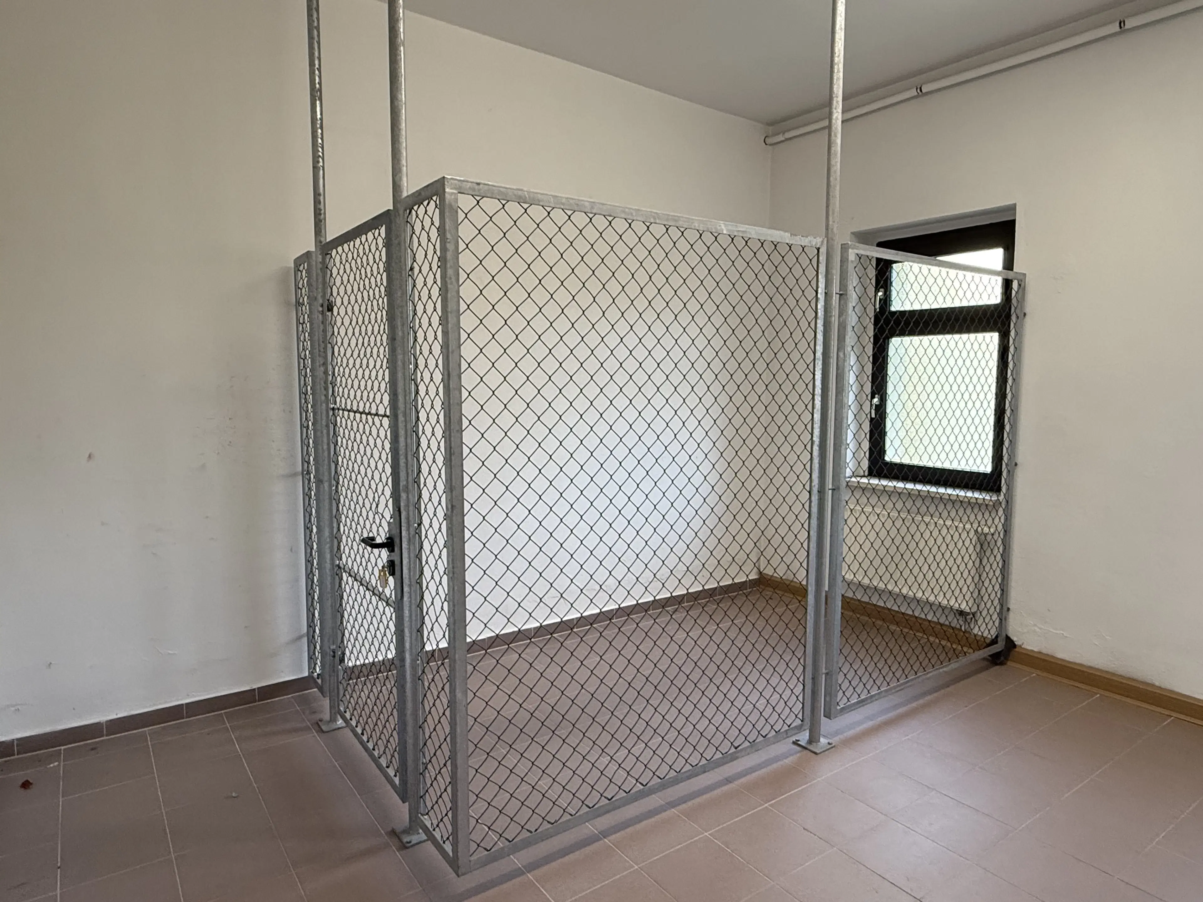 Magazijncomplex op perceel van 2962 m² in Hirschfeld - Duitsland