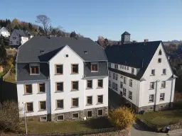 2 Karakteristieke wooncomplexen met totaal 19 eenheden op perceel van 3810 m² in Borstendorf, Duitsland