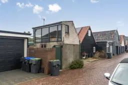 Stellendam, Voorstraat 9 en Mr. Iman Caustraat 6 