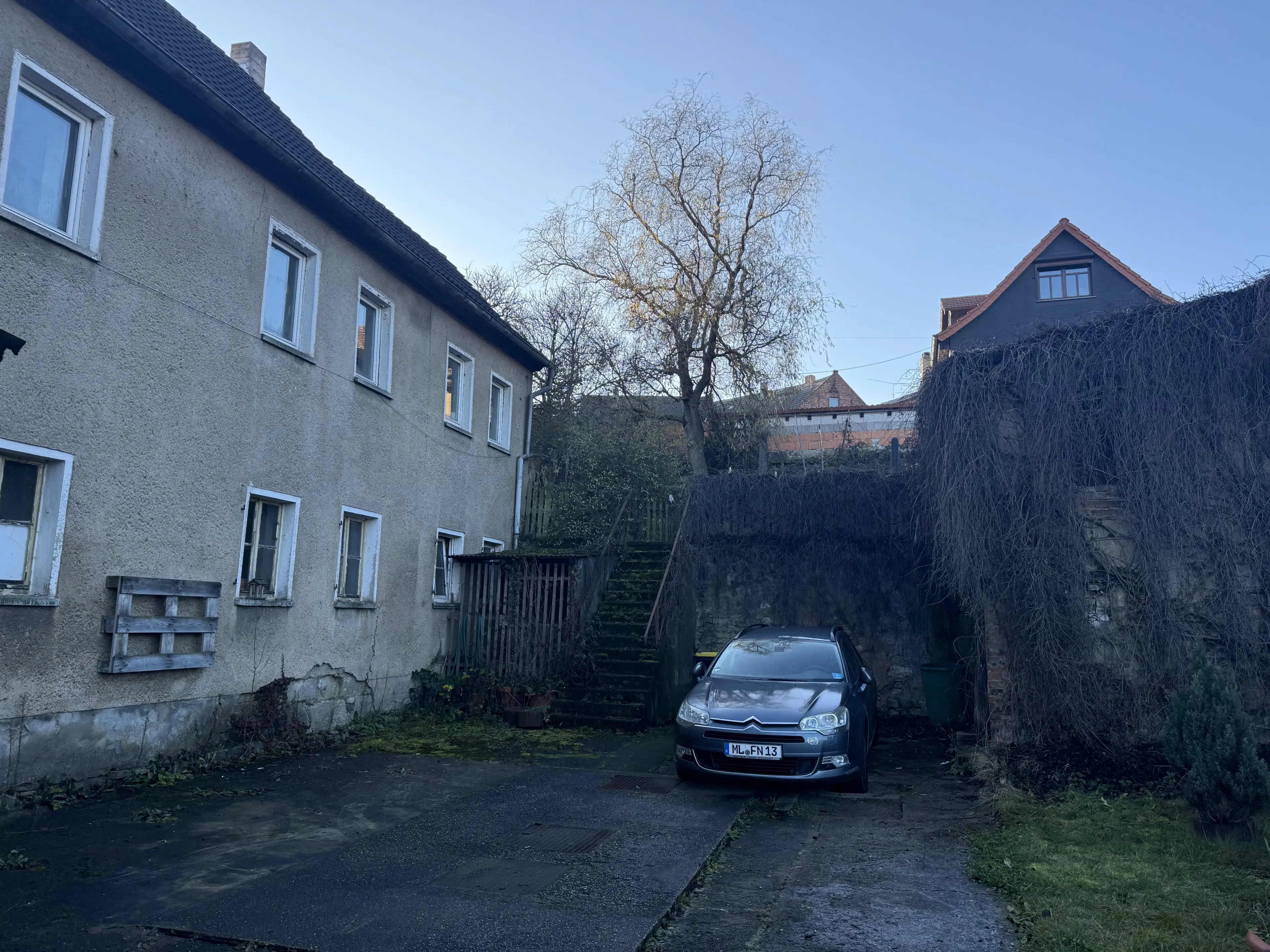 Appartementengebouw (3 van de 5 verhuurd, huursom € 9.900,=) in centrum Gerbstedt, Halle - Duitsland