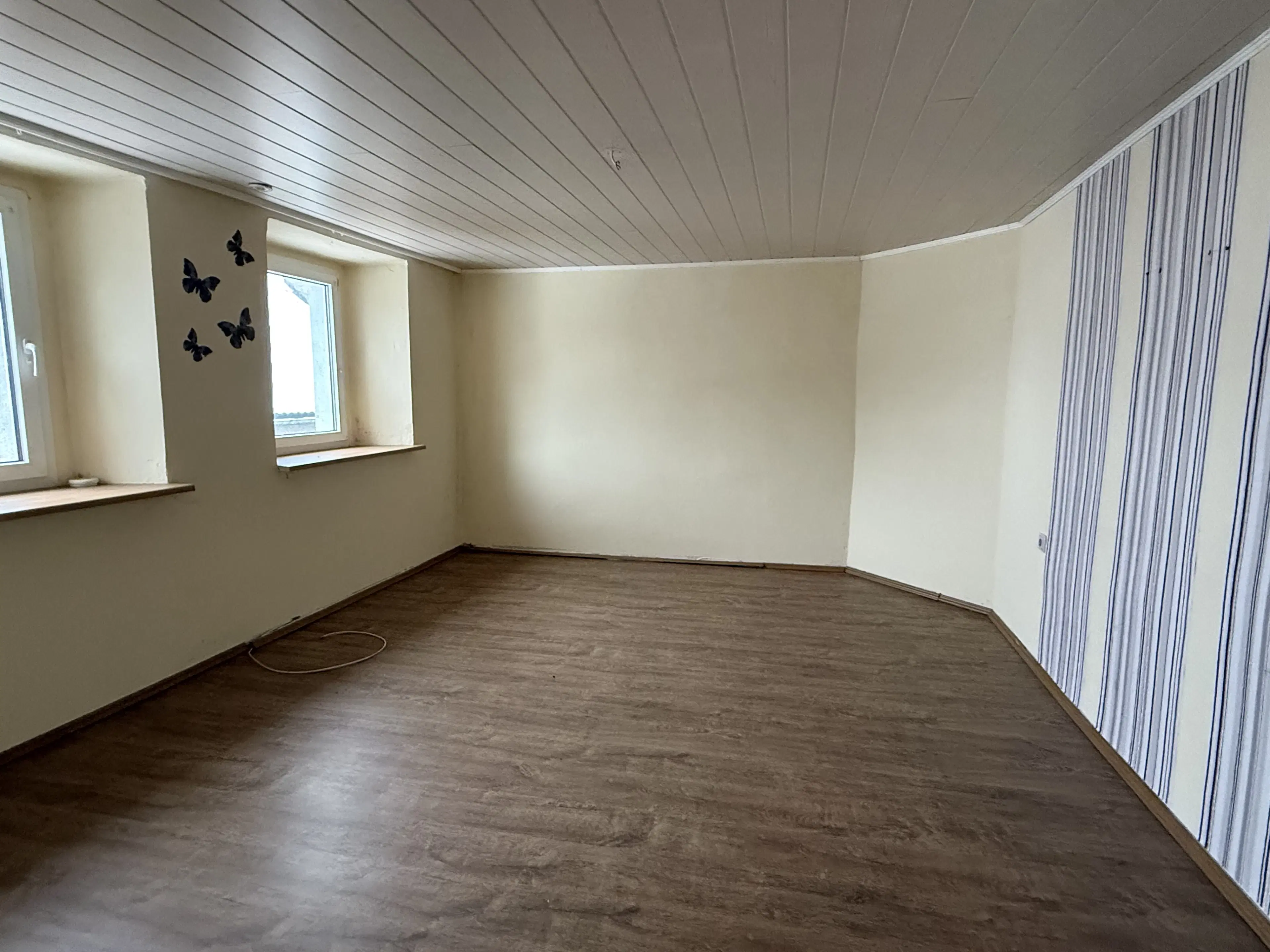 Appartementengebouw (3 van de 5 verhuurd, huursom € 9.900,=) in centrum Gerbstedt, Halle - Duitsland