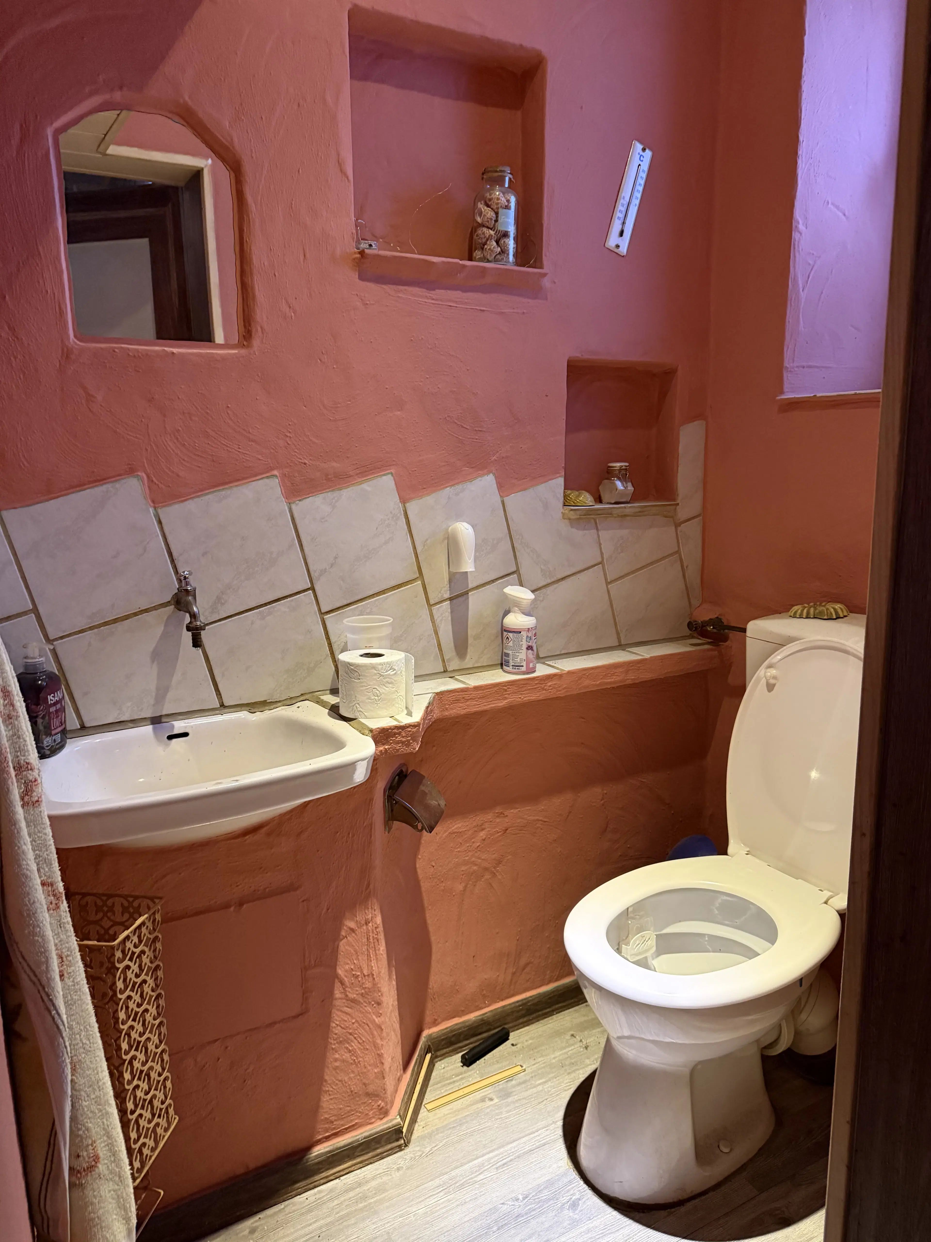 Appartementengebouw (3 van de 5 verhuurd, huursom € 9.900,=) in centrum Gerbstedt, Halle - Duitsland