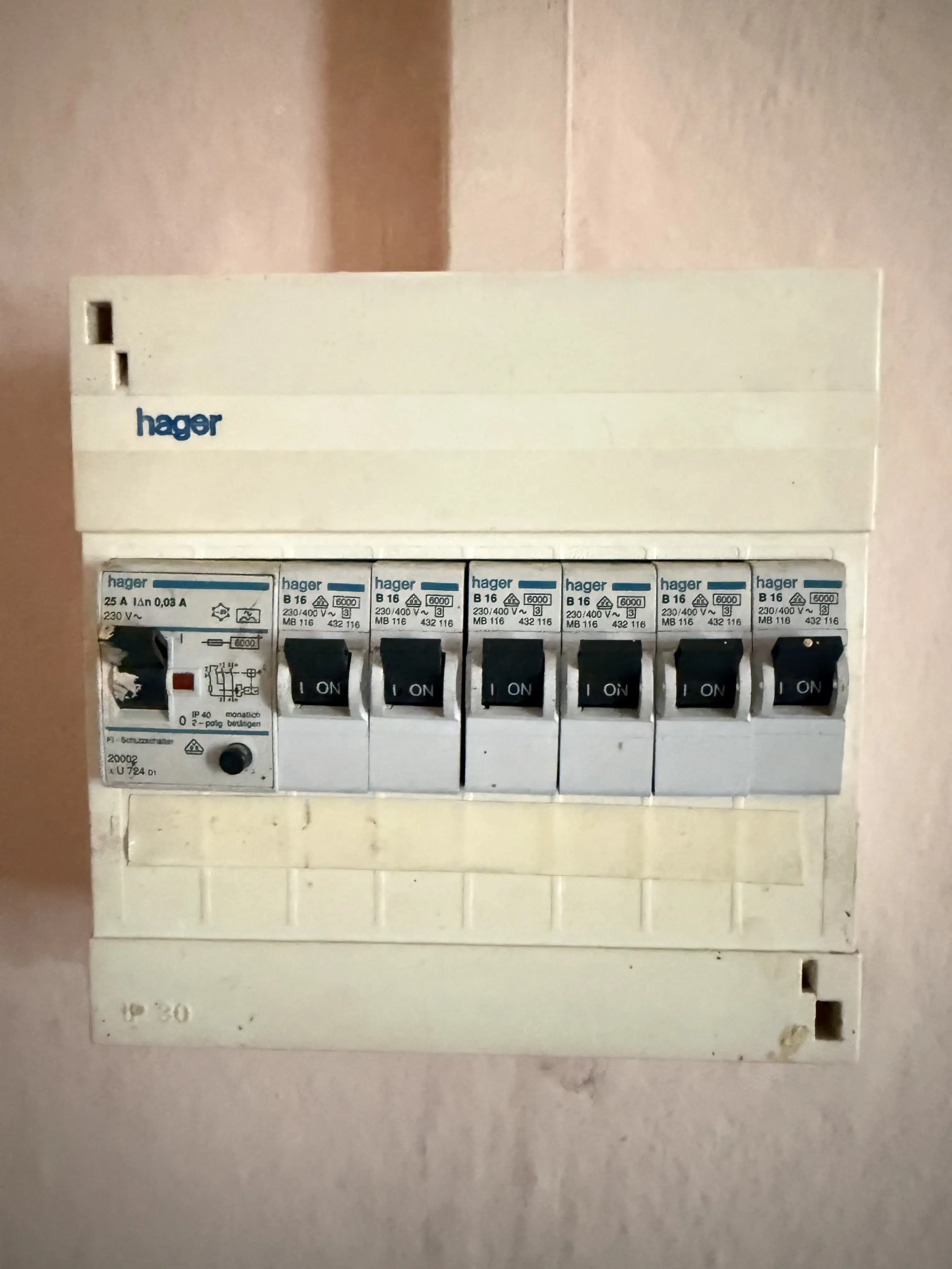 Appartementengebouw (3 van de 5 verhuurd, huursom € 9.900,=) in centrum Gerbstedt, Halle - Duitsland