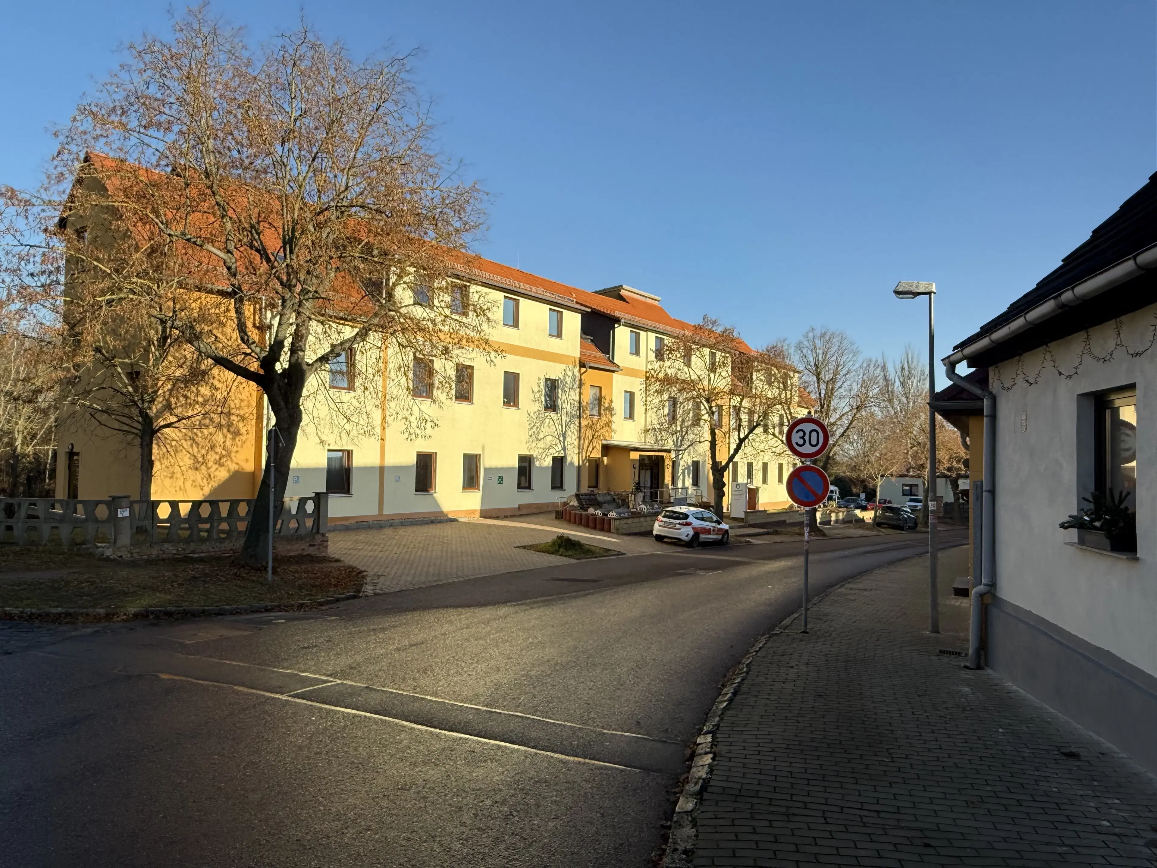 Appartementengebouw (3 van de 5 verhuurd, huursom € 9.900,=) in centrum Gerbstedt, Halle - Duitsland