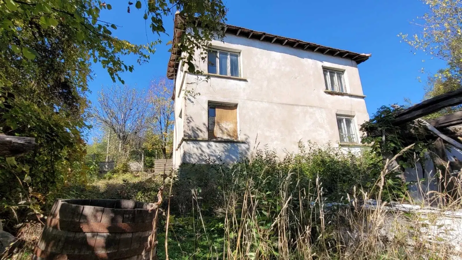 Tweelaags huis met een perceel van 1.100 m² en landbouwgrond van 6.494 m² in Rakovitsa - Bulgarije