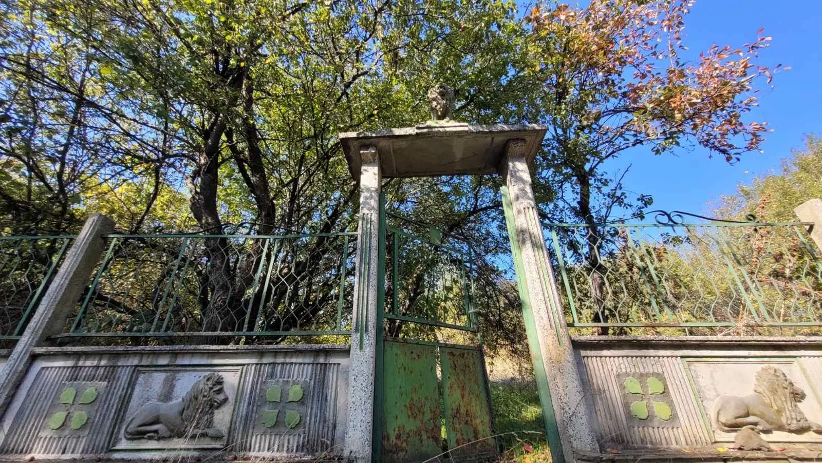 Tweelaags huis met een perceel van 1.100 m² en landbouwgrond van 6.494 m² in Rakovitsa - Bulgarije