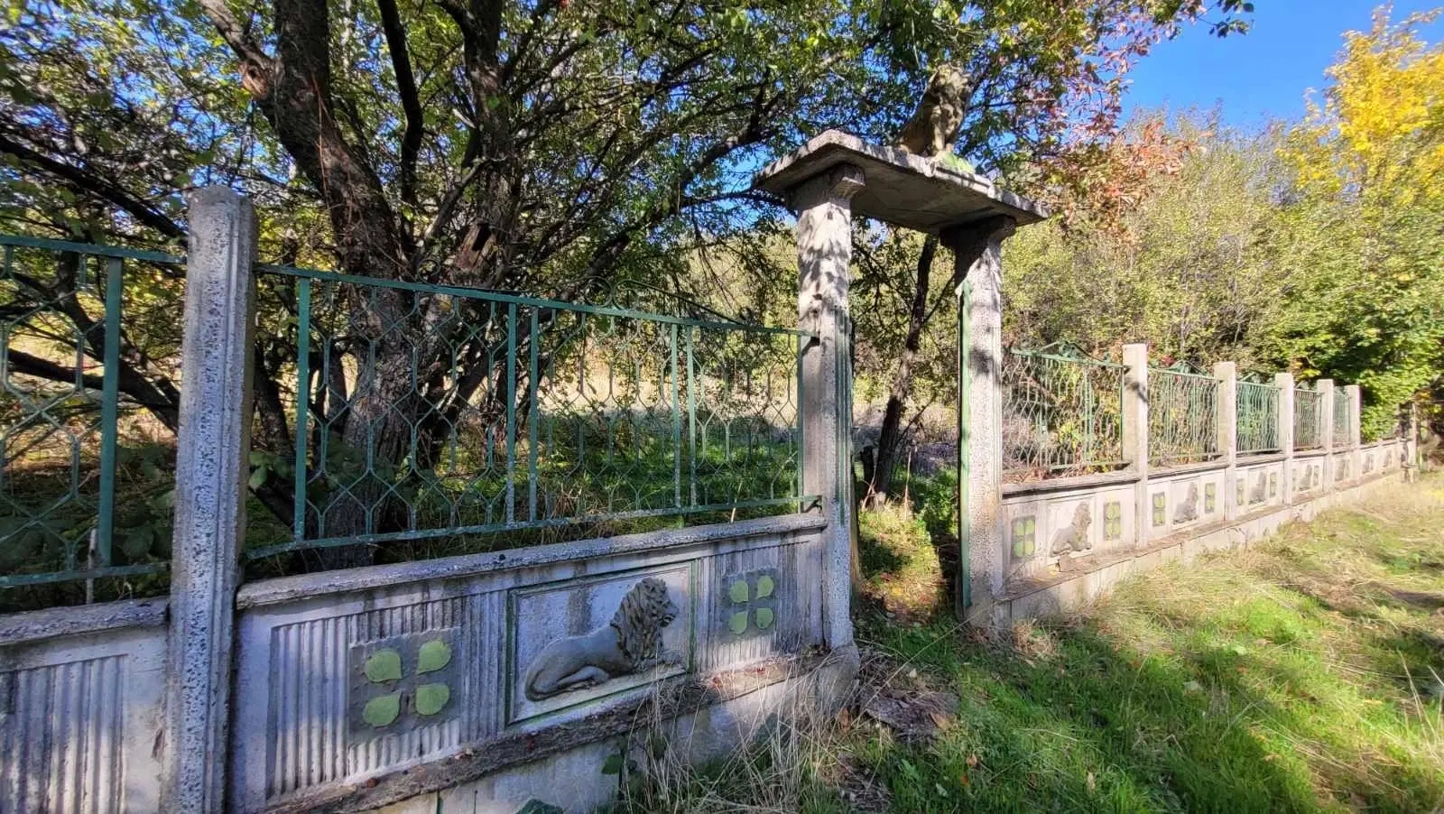 Tweelaags huis met een perceel van 1.100 m² en landbouwgrond van 6.494 m² in Rakovitsa - Bulgarije