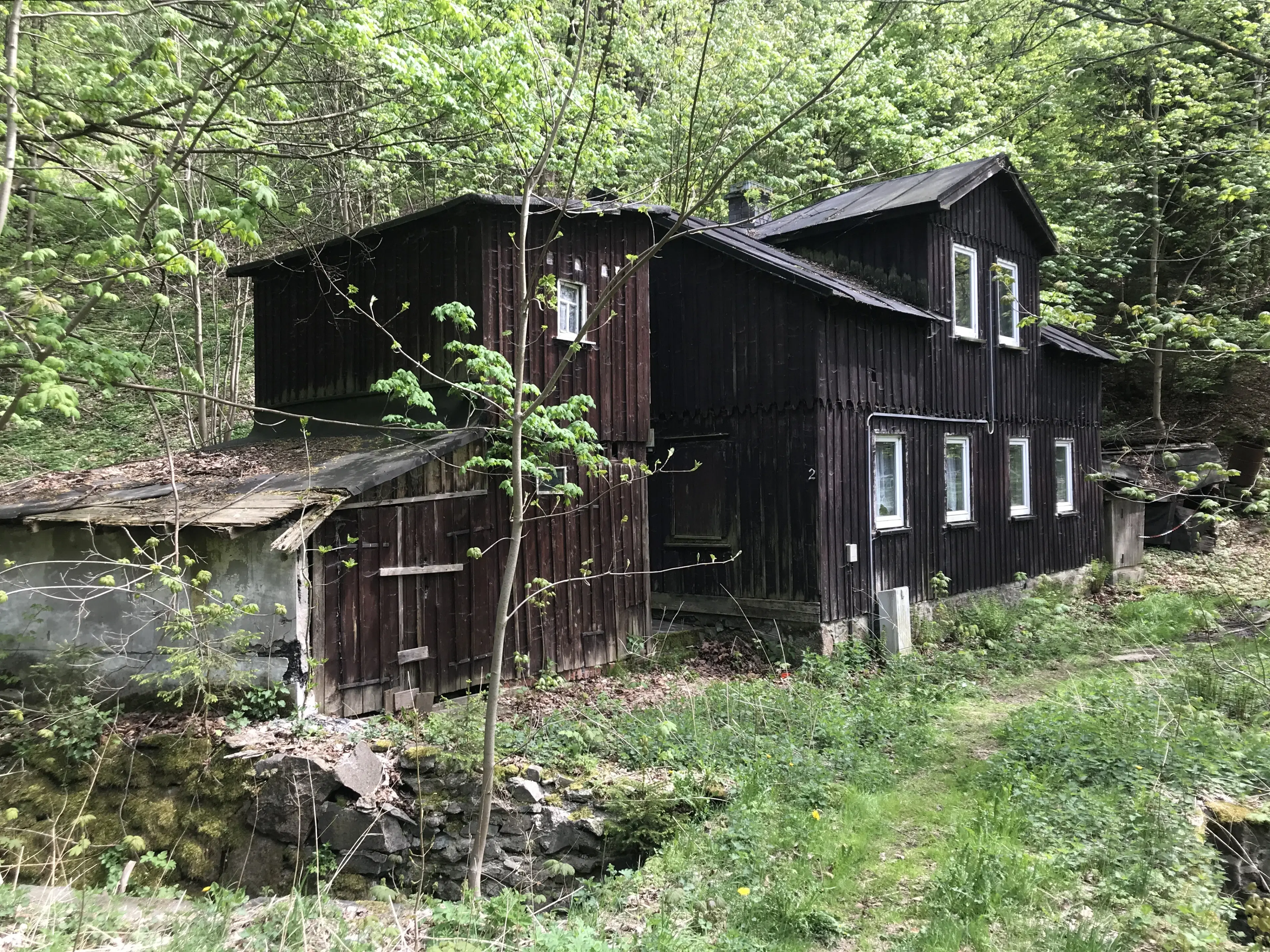 Woning met diverse aanbouwen en een solide basisconstructie in Klingenthal - Duitsland