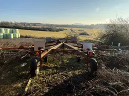 Agrarisch terrein met voormalige melkstal op perceel van 1.878m² bij Meiningen, Kassel, Duitsland