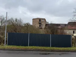 Karakteristieke toren en bebouwing op perceel van 1.377 m² nabij Klobikau, Halle - Duitsland