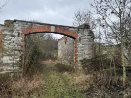 Karakteristieke toren en bebouwing op perceel van 1.377 m² nabij Klobikau, Halle - Duitsland