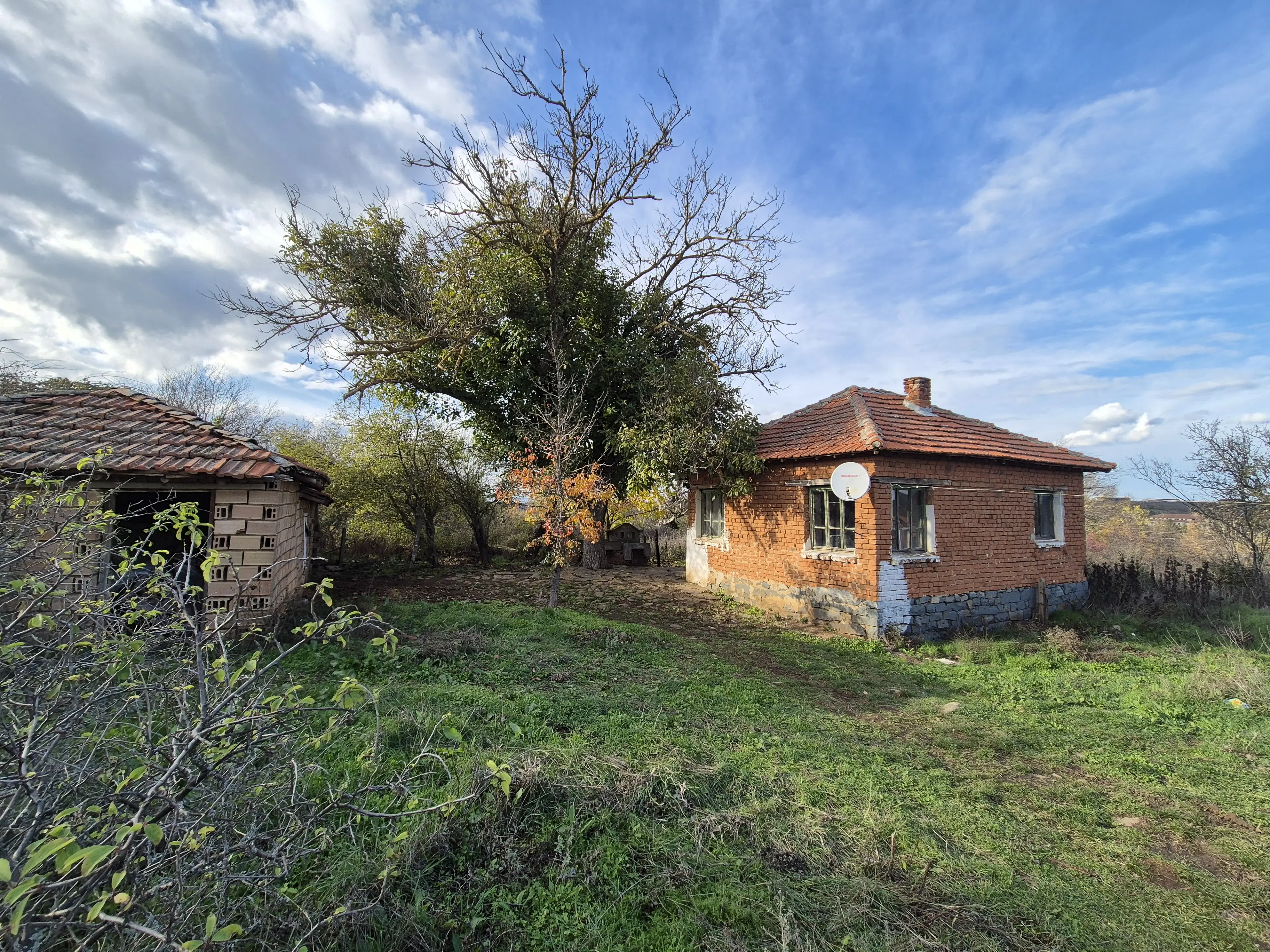 Huis en bijgebouw op ca. 1.000 m² gemeentelijke grond in Razdel - Bulgarije
