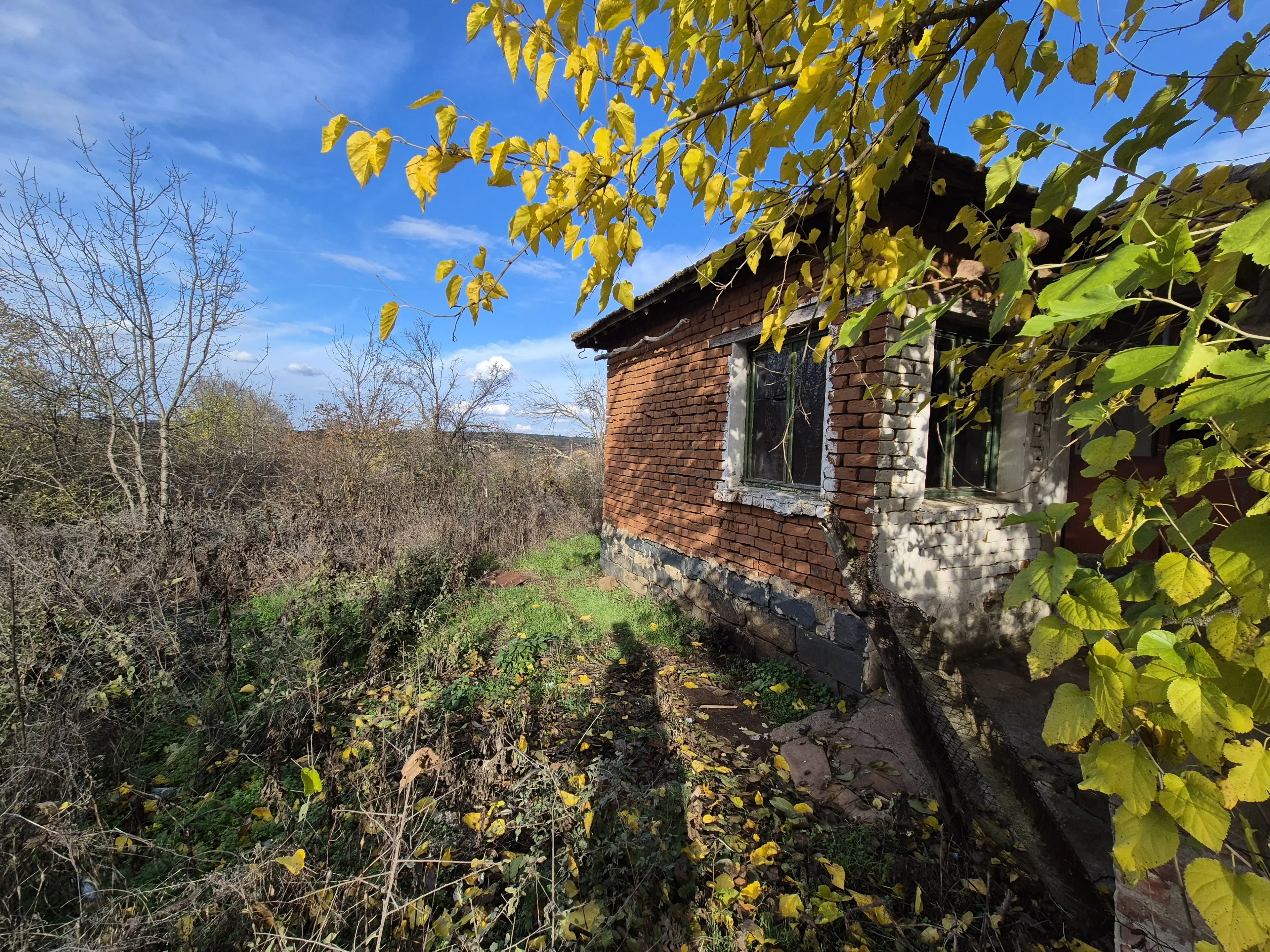 Huis en bijgebouw op ca. 1.000 m² gemeentelijke grond in Razdel - Bulgarije