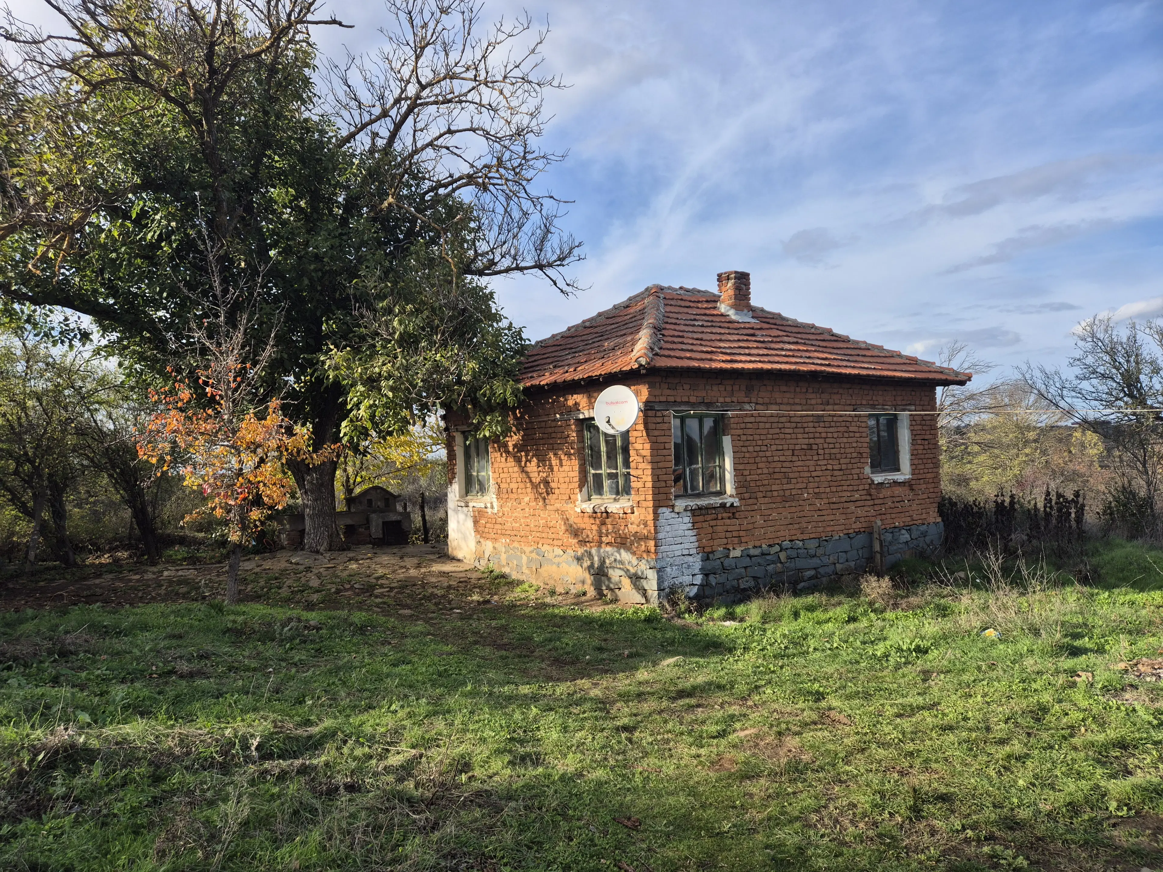 Huis en bijgebouw op ca. 1.000 m² gemeentelijke grond in Razdel - Bulgarije