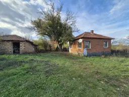 Huis en bijgebouw op ca. 1.000 m² gemeentelijke grond in Razdel - Bulgarije