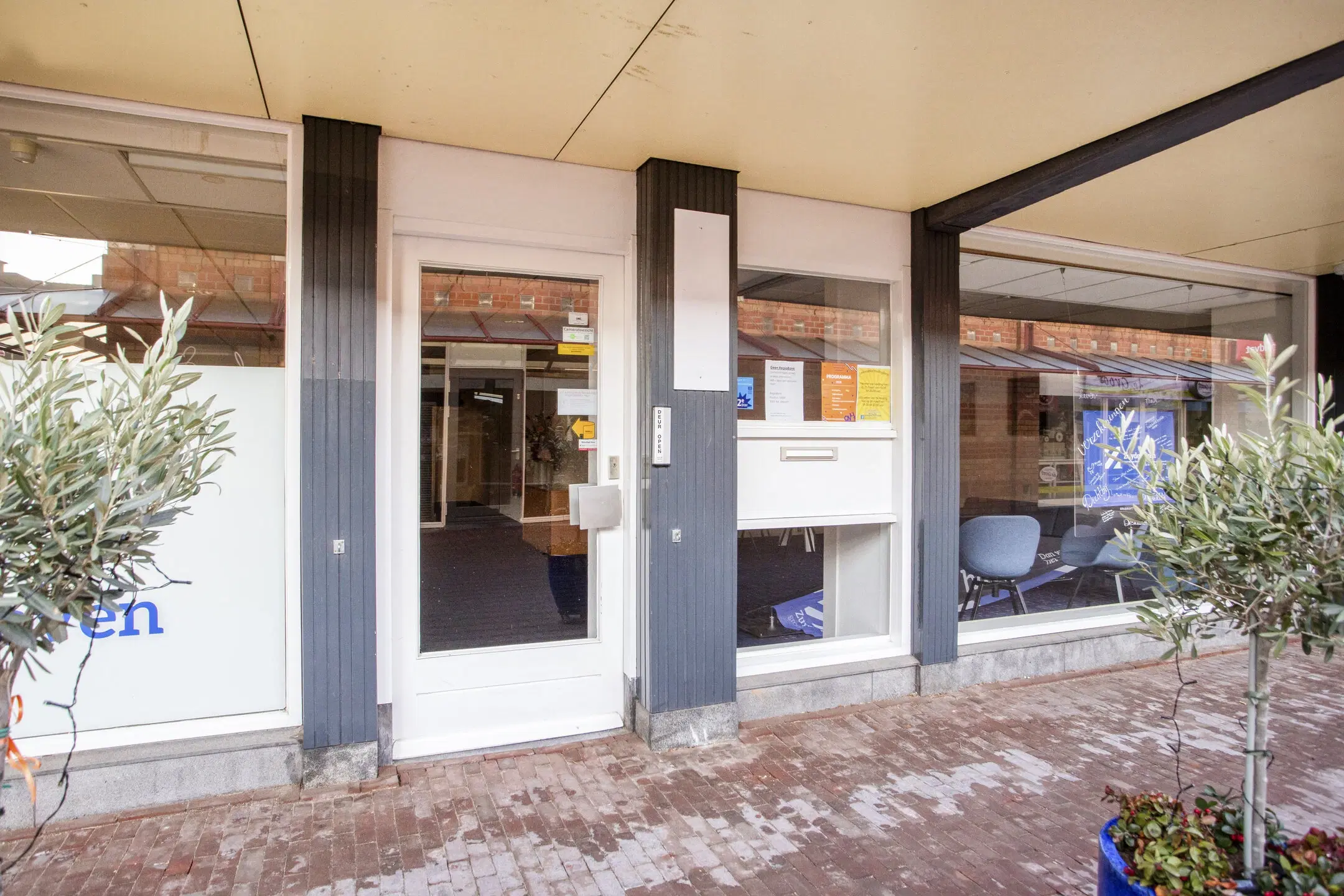 Lekkerkerk, Raadhuisplein 25-27-29