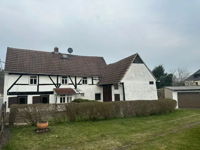 Vrijstaande vakwerkwoning op 290 m² eigendomsperceel in Langenleuba-Niederhain - Duitsland