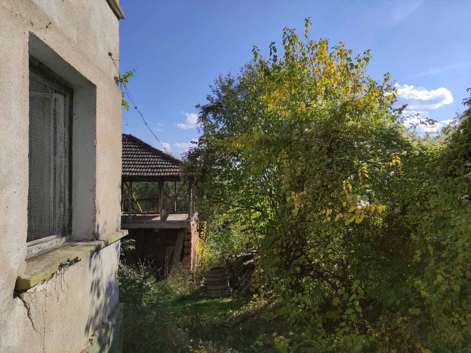 Tweelaags huis met een perceel van 1.100 m² en landbouwgrond van 6.494 m² in Rakovitsa - Bulgarije