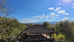 Tweelaags huis met een perceel van 1.100 m² en landbouwgrond van 6.494 m² in Rakovitsa - Bulgarije