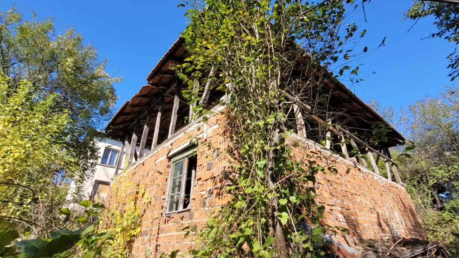 Tweelaags huis met een perceel van 1.100 m² en landbouwgrond van 6.494 m² in Rakovitsa - Bulgarije