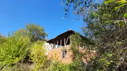 Tweelaags huis met een perceel van 1.100 m² en landbouwgrond van 6.494 m² in Rakovitsa - Bulgarije