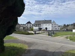 Idyllisch 3-zijdig landgoed op perceel van 4.180 m² in Zettlitz - Duitsland