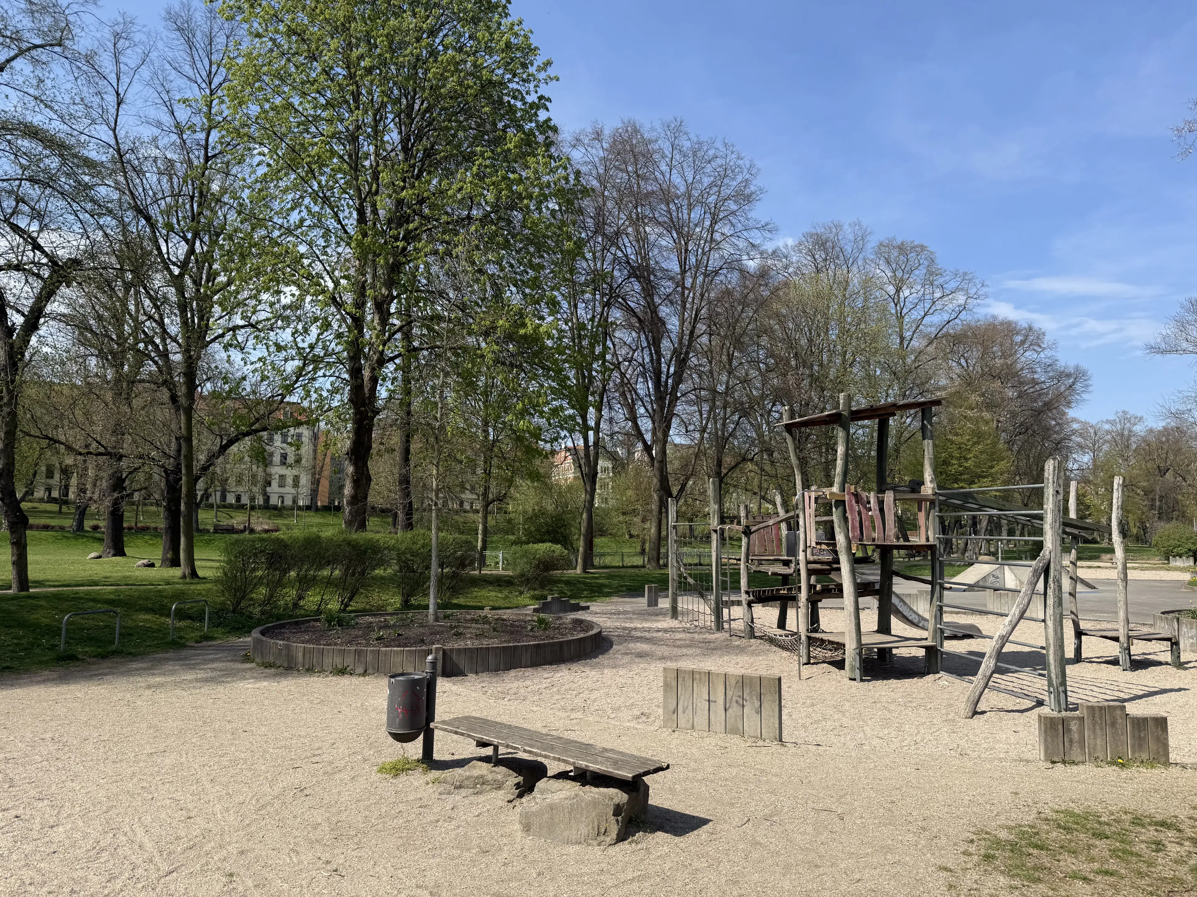 Idyllisch 3-zijdig landgoed op perceel van 4.180 m² in Zettlitz - Duitsland