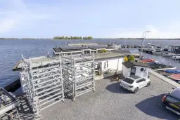 Woonboot genaamd De Witte Spin te Loosdrecht