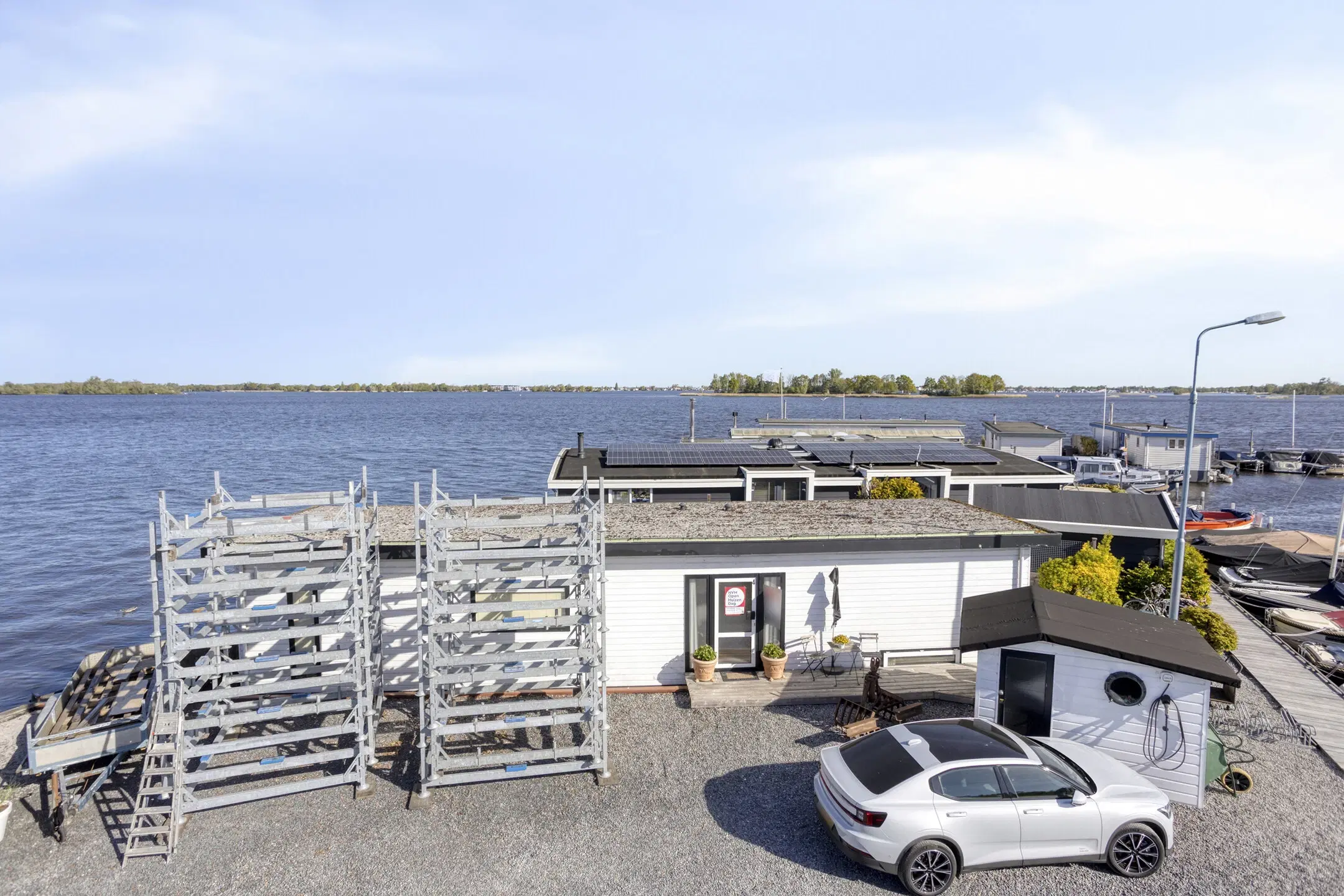 Woonboot genaamd De Witte Spin te Loosdrecht