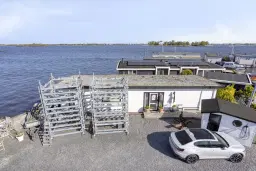 Woonboot genaamd De Witte Spin te Loosdrecht
