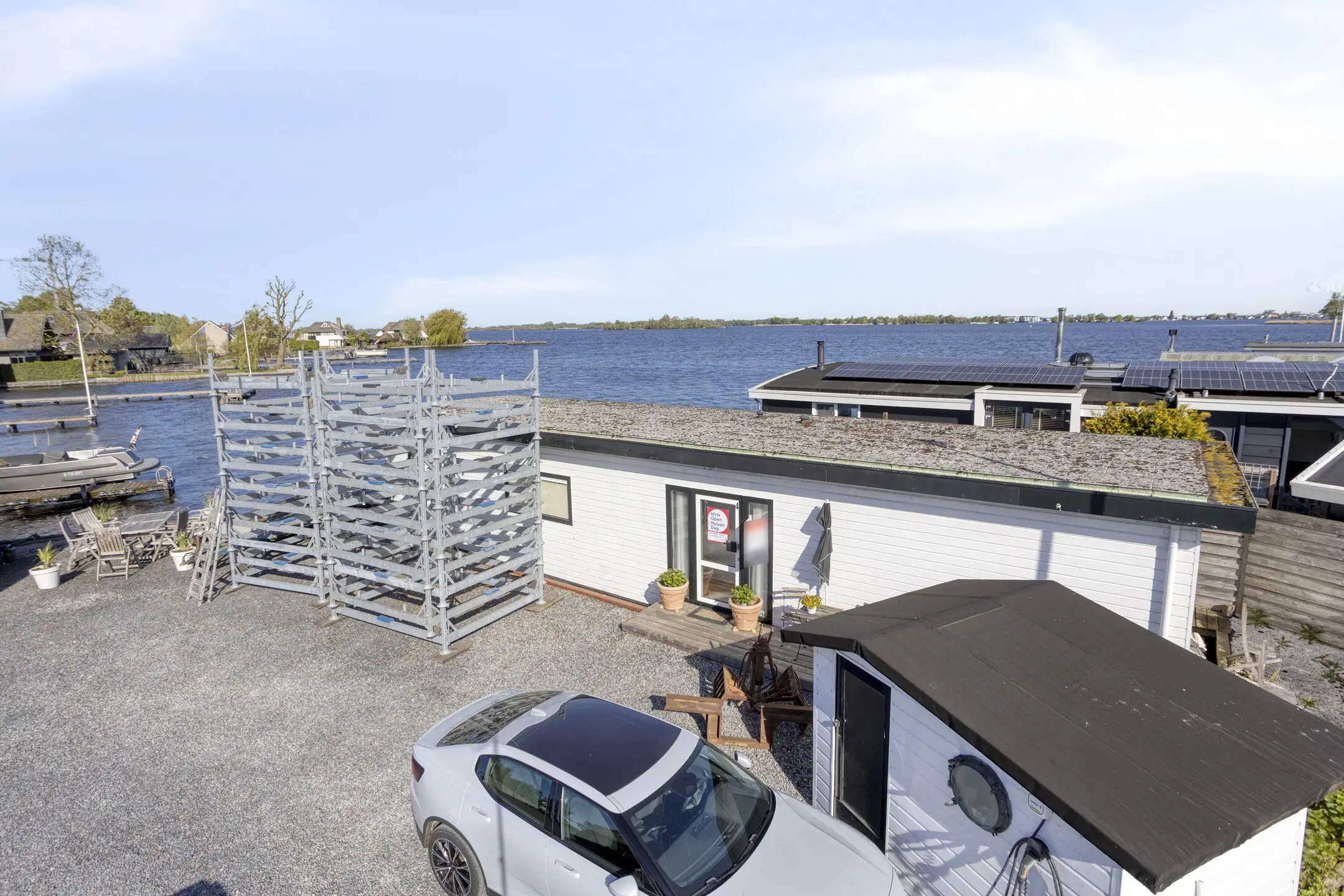Woonboot genaamd De Witte Spin te Loosdrecht