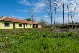 Perceel van 2.090 m² + Gezinswoning + Bijgebouwen - Karaisen, Veliko Tarnovo - Bulgarije