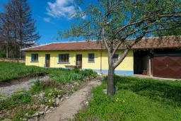 Perceel van 2.090 m² + Gezinswoning + Bijgebouwen - Karaisen, Veliko Tarnovo - Bulgarije