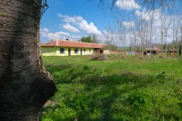Perceel van 2.090 m² + Gezinswoning + Bijgebouwen - Karaisen, Veliko Tarnovo - Bulgarije
