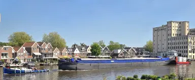Ofi Barge 4, stalen duwbak te Zaandam