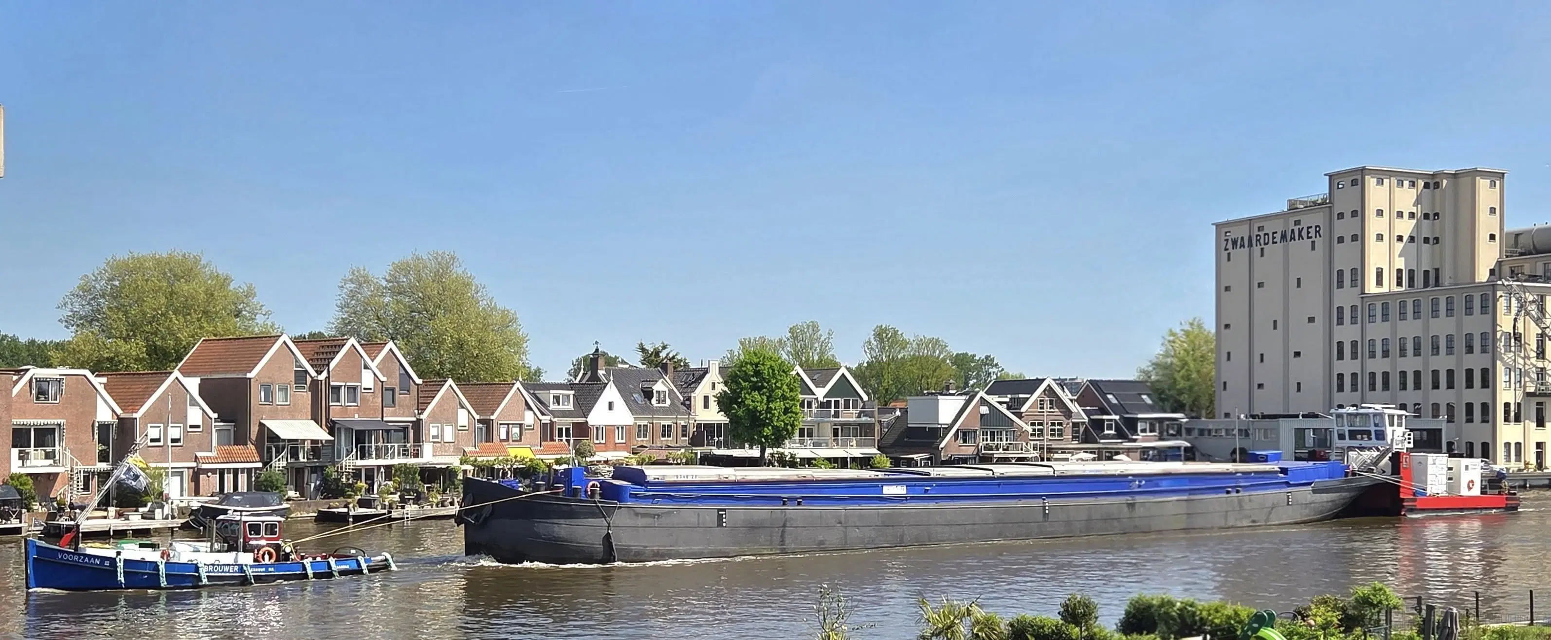 Ofi Barge 4, stalen sleepschip te Zaandam