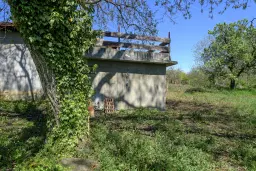 Perceel van 1.364 m² met gezinswoning en bijgebouwen in Damyanovo, Gabrovo - Bulgarije