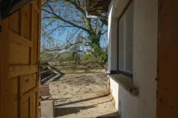 Perceel van 1.364 m² met gezinswoning en bijgebouwen in Damyanovo, Gabrovo - Bulgarije