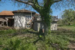 Perceel van 1.364 m² met gezinswoning en bijgebouwen in Damyanovo, Gabrovo - Bulgarije