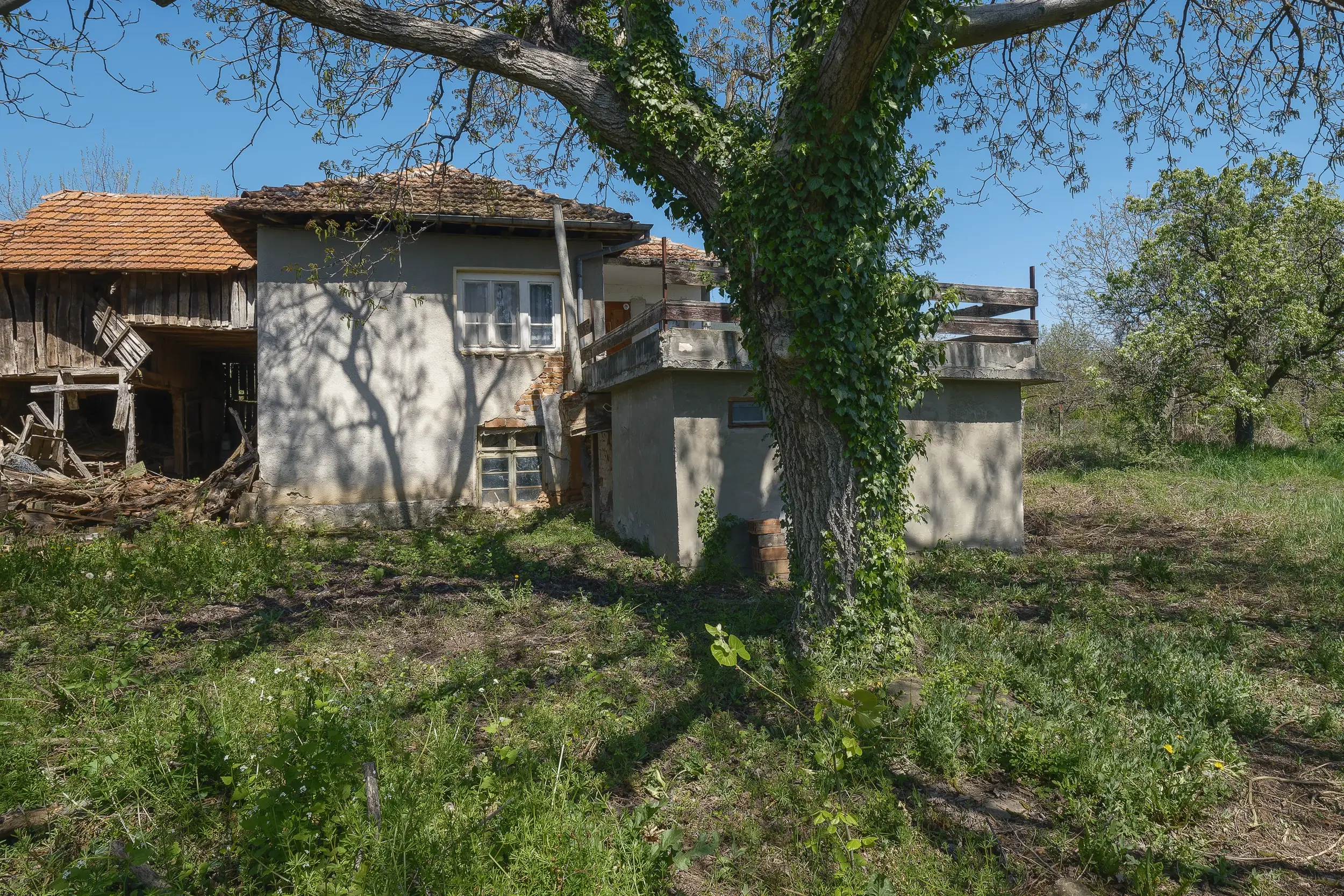 Perceel van 1.364 m² met gezinswoning en bijgebouwen in Damyanovo, Gabrovo - Bulgarije